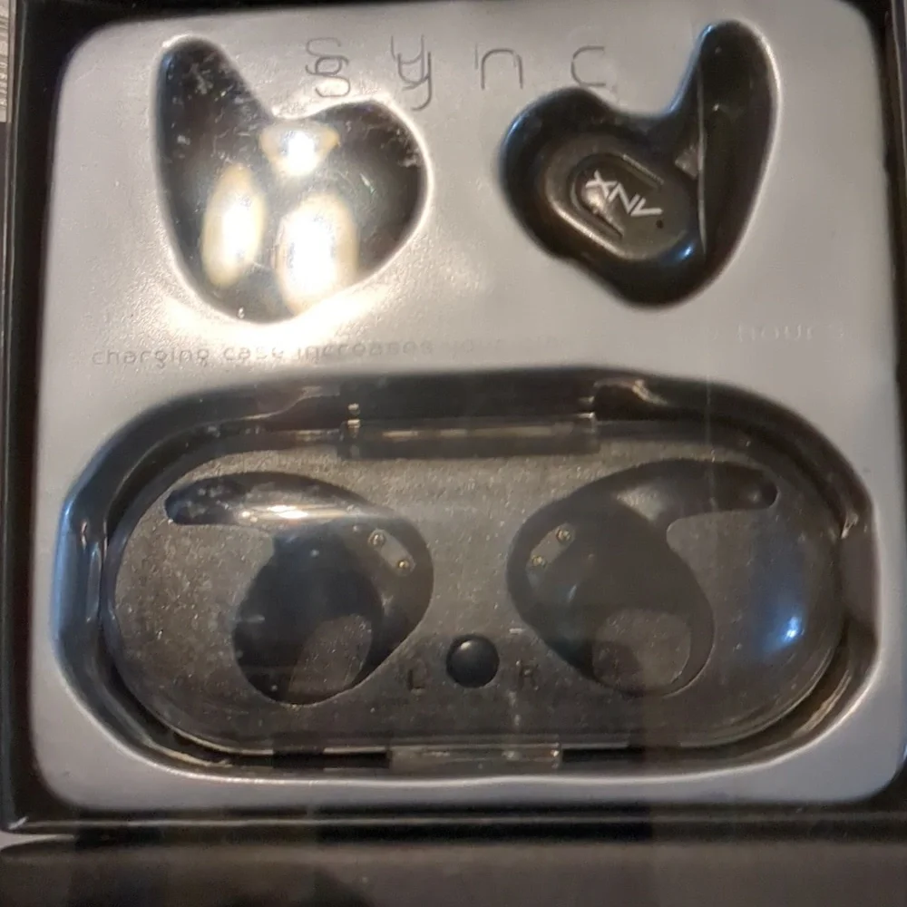 NWT Wireless earbuds and charger (Black)